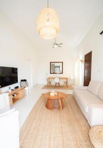 Casa Nola Elegant Modern Bungalow, Pool & Sea Location, Paphos