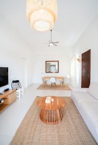 Casa Nola Elegant Modern Bungalow, Pool & Sea Location, Paphos