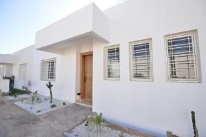 Cozy 3BR Beachfront Villa & Private Beach Access
