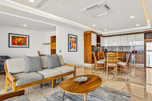 Modern condo with ocean views, rooftop infinity pool & central AC