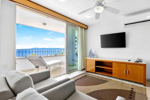 Luxury hillside suite with infinity pool, ocean views, hot tub & terrace seating