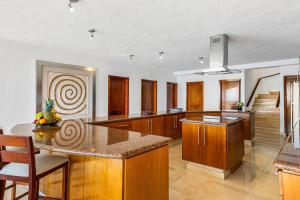 Elegant oceanview penthouse with private rooftop jacuzzi, pools & spa access