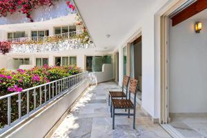 Elegant suite with ocean-view pools, hot tub, gym, balcony & full kitchen