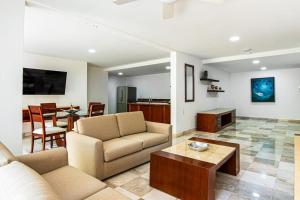 Elegant suite with ocean-view pools, hot tub, gym, balcony & full kitchen