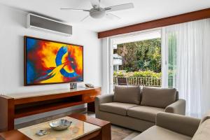 Elegant suite with ocean-view pools, hot tub, gym, balcony & full kitchen