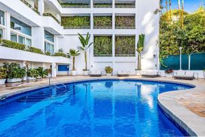 Elegant suite with ocean-view pools, hot tub, gym, balcony & full kitchen