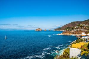 Exquisite condo with panoramic ocean views, amazing pool & balcony