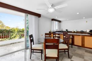 Luxurious partial ocean-view suite with 3 pools, hot tub, gym & balcony