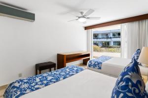 Luxurious partial ocean-view suite with 3 pools, hot tub, gym & balcony