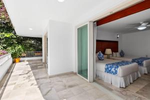 Luxurious partial ocean-view suite with 3 pools, hot tub, gym & balcony