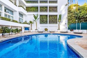 Luxurious partial ocean-view suite with 3 pools, hot tub, gym & balcony