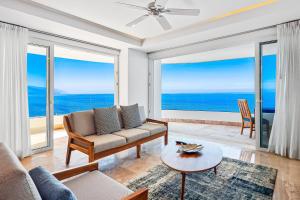 Stunning Oceanfront Apartment with Breathtaking Views and Luxurious Amenities