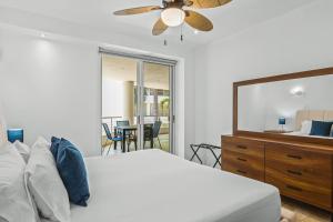 Stylish beach condo with balcony view, pool, WiFi & central AC