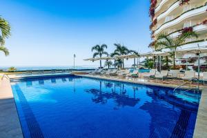 Relaxing coastal escape with panoramic views, pool, hot tub & sunny terrace