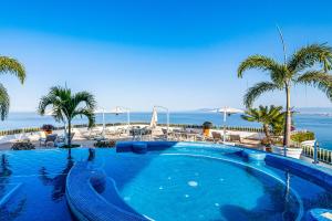 Relaxing coastal escape with panoramic views, pool, hot tub & sunny terrace