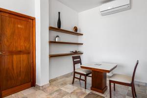 Stylish suite with WiFi, hot tub, gym access, heated pool & terraces