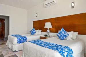 Stylish suite with WiFi, hot tub, gym access, heated pool & terraces