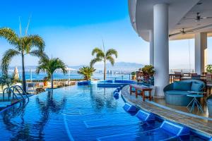 Spacious suite with wraparound terrace, rooftop infinity pool & resort amenities