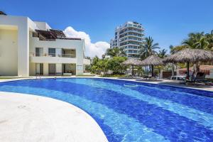 Relaxing condo with pool, balcony & steps to dining and paseo trail