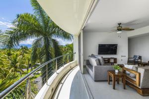 Relaxing condo with pool, balcony & steps to dining and paseo trail