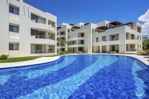 Relaxing condo with pool, balcony & steps to dining and paseo trail