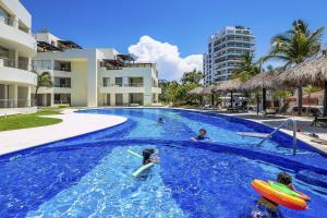 Relaxing condo with pool, balcony & steps to dining and paseo trail