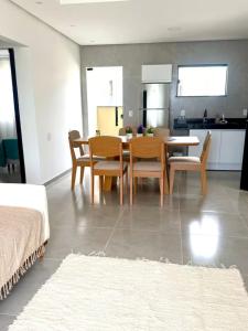 Apt em Taperapuã: piscina, churrasqueira e ar cond