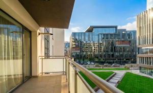 Designer Loft in City Center w parking and queen bed