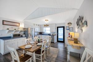 Oceanfront, pet friendly, fenced yard