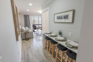 112 Arrowhead – Unique Lakefront 2BR at Kingston condo