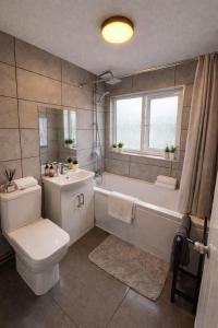 Modern 2 bed apartment & free parking