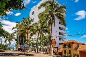 Exquisite oceanfront condo with amazing pool, balcony & WD