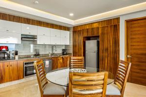 Exquisite oceanfront condo with amazing pool, balcony & WD