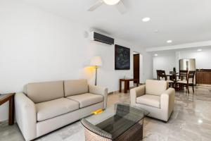 Well-located hillside suite with rooftop pool, fitness center & family features