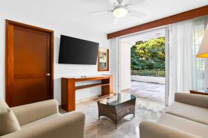 Well-located hillside suite with rooftop pool, fitness center & family features