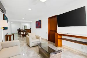 Well-located hillside suite with rooftop pool, fitness center & family features