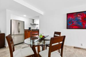 Well-located hillside suite with rooftop pool, fitness center & family features