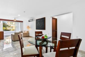 Well-located hillside suite with rooftop pool, fitness center & family features