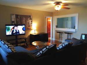 Downtown 1 Bedroom Apartment 18H