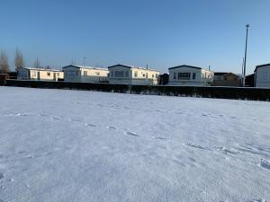 Mobile home with garden and terrace 4 2