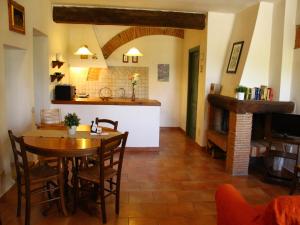 Nice apartment in Guasticce with pool