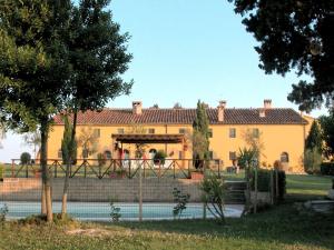Nice apartment in Guasticce with pool