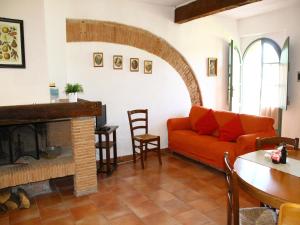 Nice apartment in Guasticce with pool