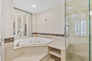 Bright Apartment Near Surfers Paradise Beach