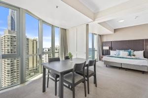 Bright Apartment Near Surfers Paradise Beach