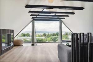 Luxurious Renovated Vacation Home and Sea View