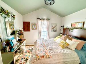 Luxury Micro Retreat with Spa Amenities, Fire Pit, Pet Yard