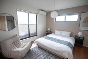 Bright 4BR Home in Ozu Sleeps 11 by Restavio