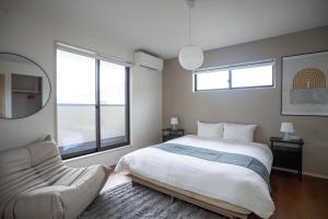 Bright 4BR Home in Ozu Sleeps 11 by Restavio