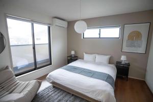 Bright 4BR Home in Ozu Sleeps 11 by Restavio